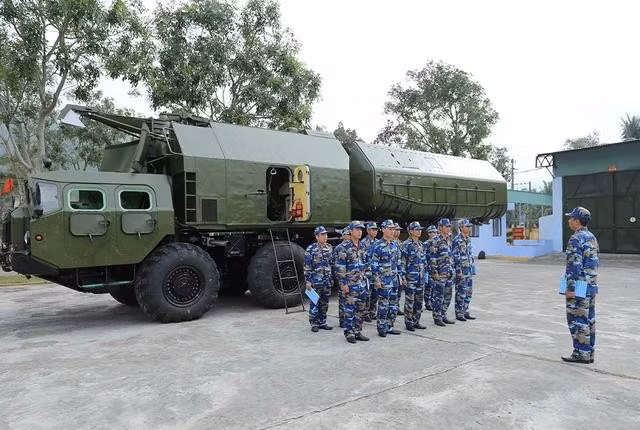 Giao nhiệm vụ cho kíp trắc thủ tên lửa