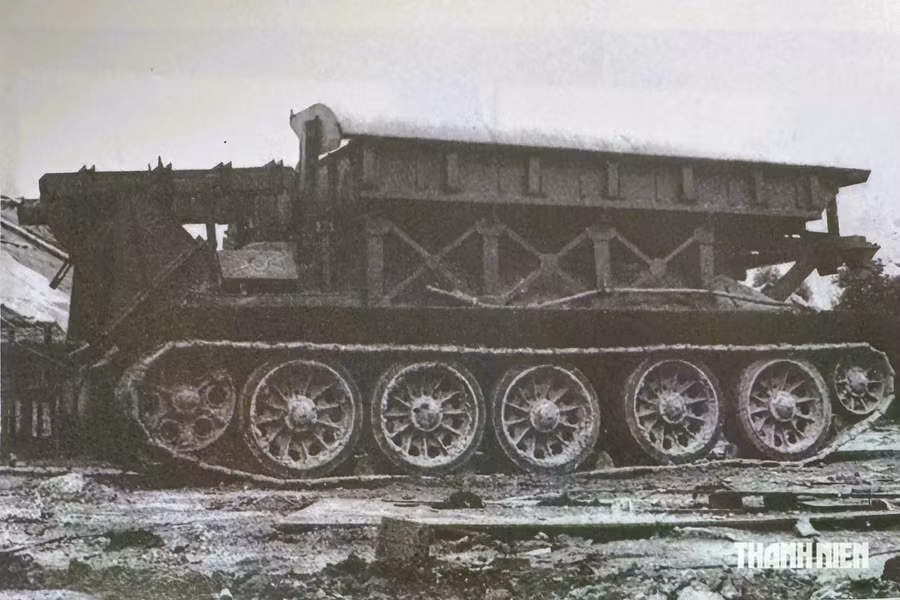 Hệ thống tên lửa phá rào FRT đặt trên xe tăng T-34. Ảnh: Chụp lại từ Viện khoa học và kỹ thuật quân sự