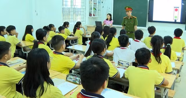 Công an tuyên truyền pháp luật về giao thông cho học sinh trong trường học