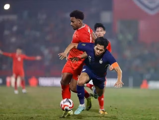 Đội tuyển Việt Nam và Thái Lan (áo xanh) đứng tốp 100 thế giới và 20 châu Á, trước giải ASEAN Cup 2026 khởi tranh