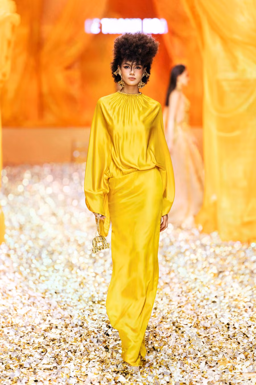 Golden Heritage bao gồm hơn 60 thiết kế mãn nhãn, ấn tượng lấy tông màu vàng gold làm màu sắc chủ đạo. Bộ sưu tập được phát triển từ luận án tốt nghiệp Thạc sĩ chuyên ngành Mỹ thuật Ứng dụng bao gồm 12 mẫu thiết kế của Lê Thanh Hòa