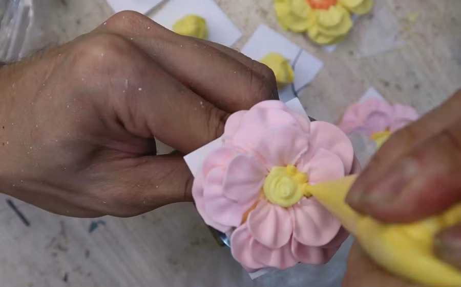 Hoa từ đất sét trông giống như kem trang trí bánh sinh nhật