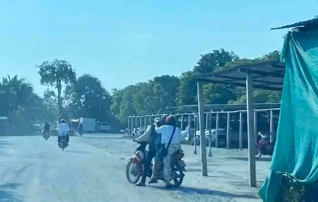 Xe ôm chở người từ bãi xe ra cửa khẩu Mỹ Quý Tây (H.Đức Huệ, Long An)