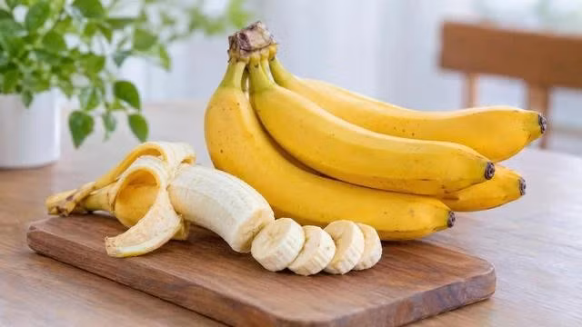 Ăn chuối có thể giúp hạn chế một số tác động bất lợi liên quan đến tăng huyết áp. Ảnh: N.Vy tạo từ AI