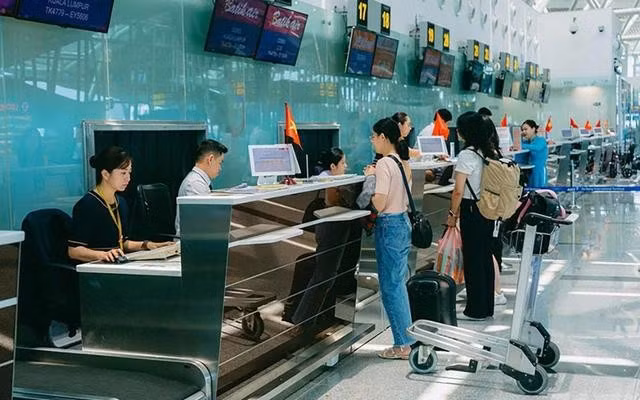 Vé máy bay hè năm nay dự báo tăng cao hơn so với cùng kỳ năm ngoái do biến động mạnh từ nhiên liệu