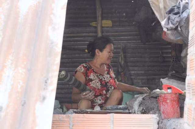 Bà Linh đã gắn bó với nghề tráng bánh tráng gần 40 năm