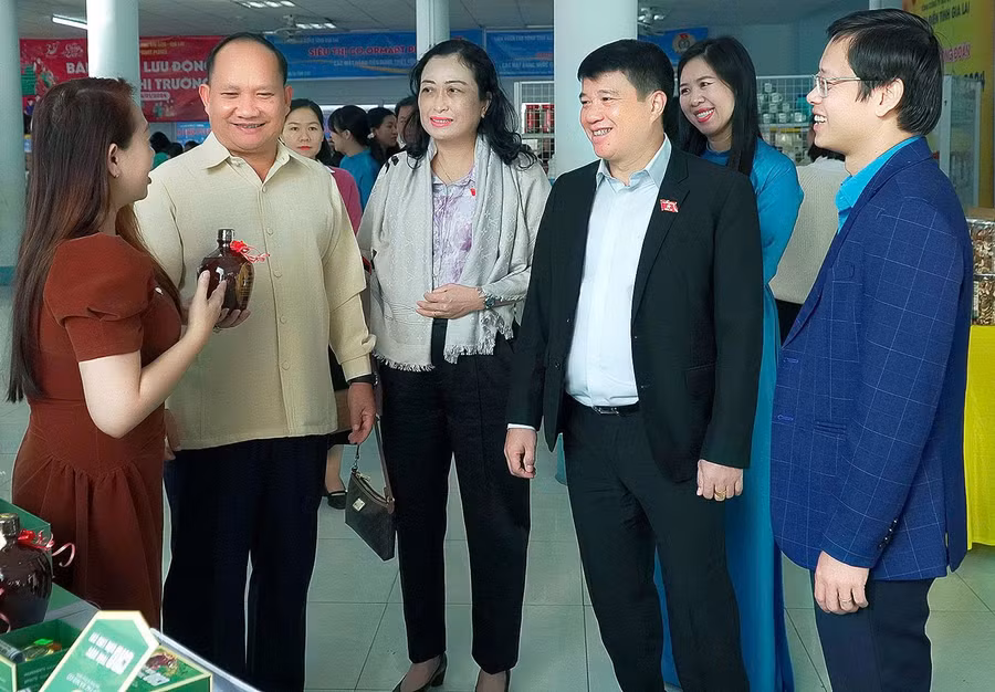 lanh-dao-tinh-quan-tam-phuc-loi-doan-vien-anh-duc-thuy.jpg