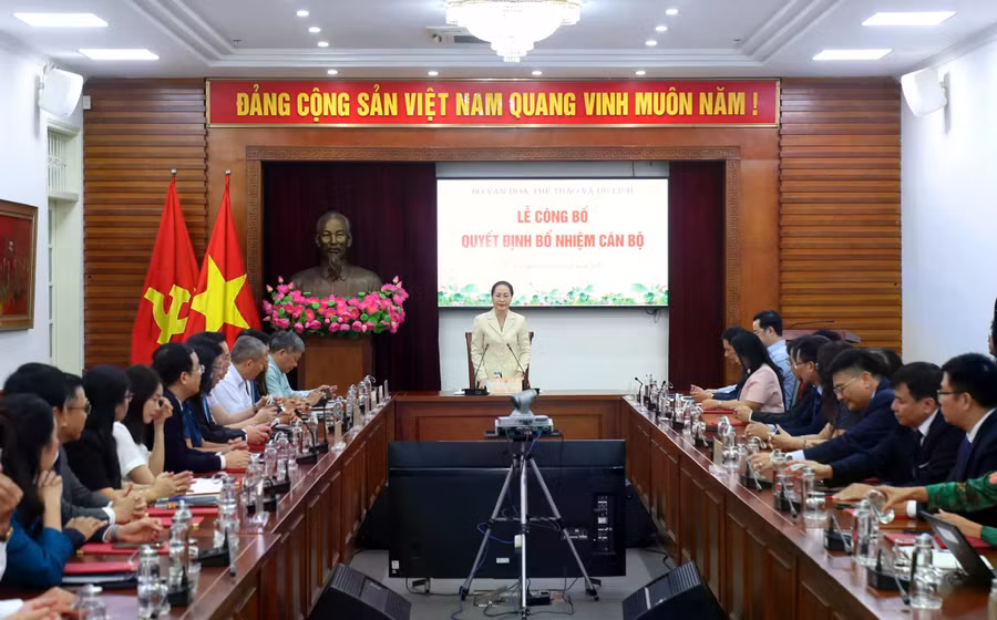 Bà Lâm Thị Phương Thanh chủ trì Hội nghị trao quyết định bổ nhiệm cán bộ. Ảnh: Bộ VH-TT-DL