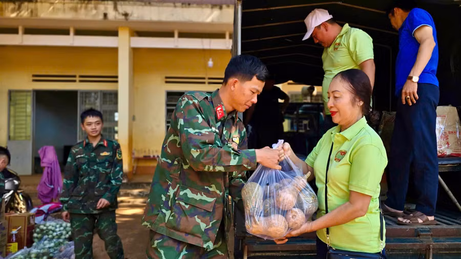 hoi-nong-dan-phuong-hoi-thuong-cung-cac-chien-si-thuoc-trung-doan-48-su-doan-320-van-chuyen-nhu-yeu-pham-anh-chu-hang.jpg