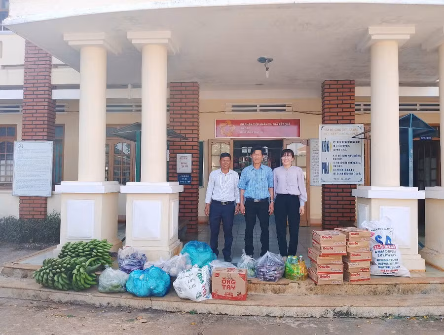 hoi-nong-dan-tp-pleiku-trao-tang-nhu-yeu-pham-cho-ban-chi-dao-chi-dao-xoa-nha-tam-nha-dot-nat-o-xa-gao-anh-chu-hang.jpg