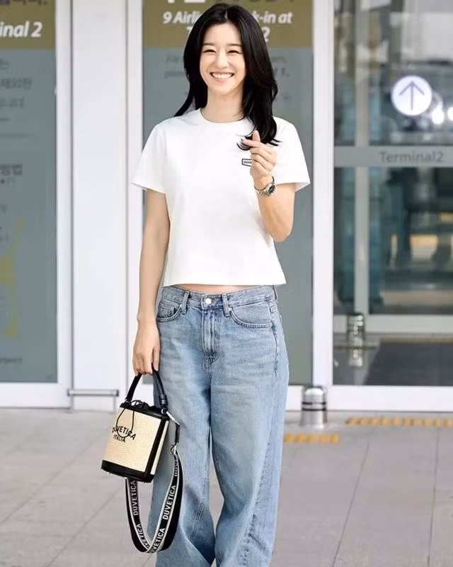 Seo Ye Ji xuất hiện với nụ cười rạng rỡ trong trang phục giản dị tại sân bay Đà Nẵng