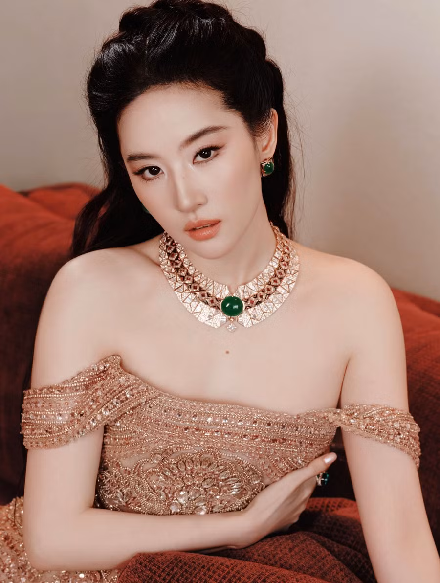Nữ diễn viên khoe vẻ đẹp sang trọng, "châu tròn ngọc sáng".