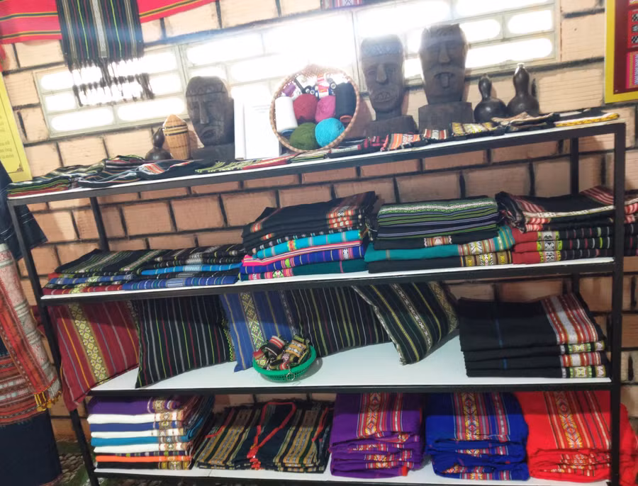 trung-bay-san-pham-tho-cam-tai-cau-lac-bo-det-tho-cam-lang-phung-xa-bien-ho-anh-le-loan.jpg