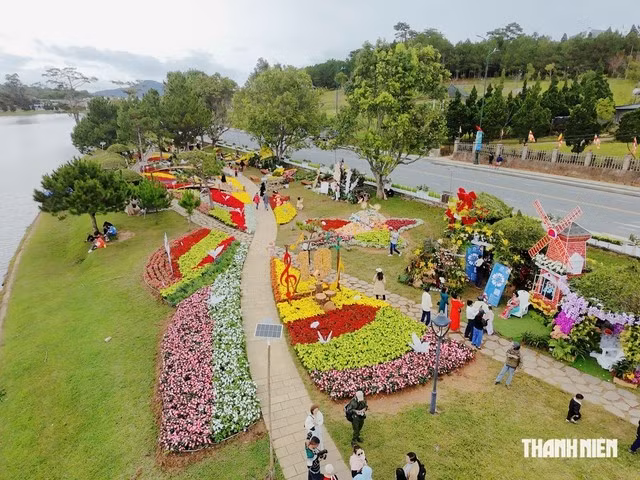 Không gian hoa bên hồ Xuân Hương dịp Festival Hoa Đà Lạt lần X - năm 2026. Ảnh: Lâm Viên