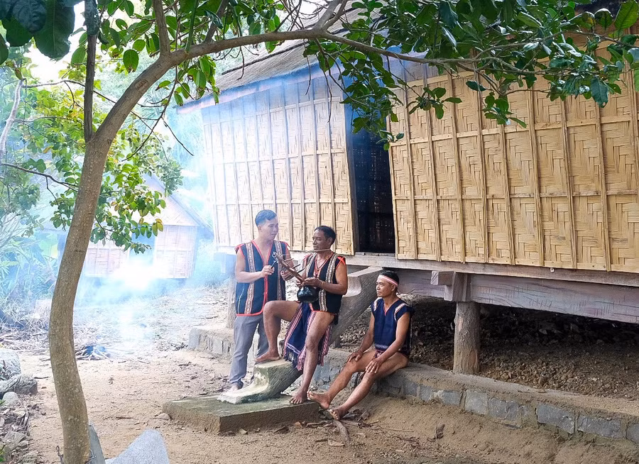 nghe-nhan-ding-greng-giua-luon-mang-theo-niem-tu-hao-la-con-chau-cua-anh-hung-nup.jpg