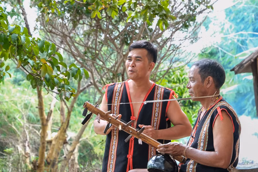 nghe-nhan-ding-greng-bia-phai-ben-cay-dan-goong.jpg
