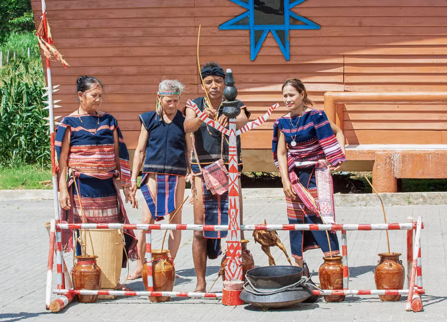 nghe-nhan-dinh-greng-thu-3-tu-trai-qua-tham-gia-tai-hien-nhieu-le-hoi-de-phuc-vu-khach-du-lich-khi-den-tham-quan-lang-khang-chien-stor.jpg