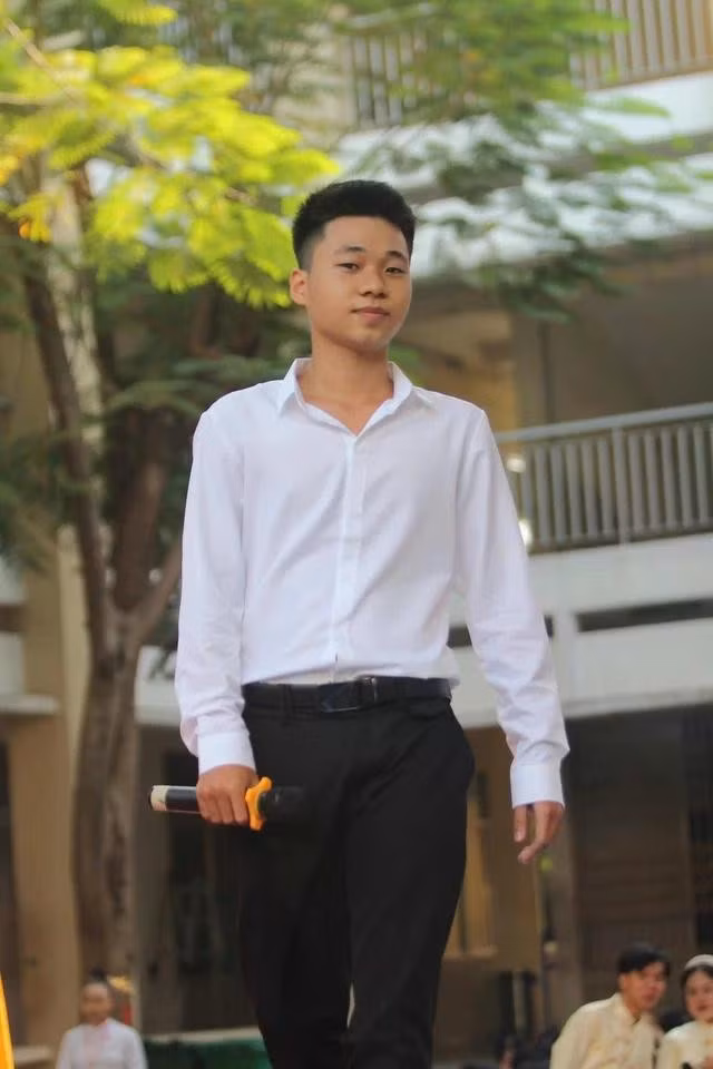 Đỗ Chí Thanh trong một lần tham gia tiết mục văn nghệ