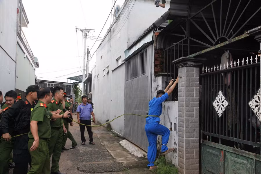 Nguyễn Đức Anh thực nghiệm quá trình leo rào lên mái nhà nạn nhân.