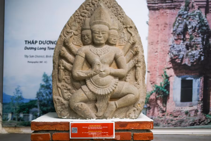 Phù điêu thần Brahma, niên đại thế kỷ XII-XIII, phát hiện năm 1985 tại tháp Dương Long thuộc thôn An Chánh, xã Tây Bình, huyện Tây Sơn. Năm 2016, được công nhận bảo vật quốc gia. Ảnh: Trương Định.