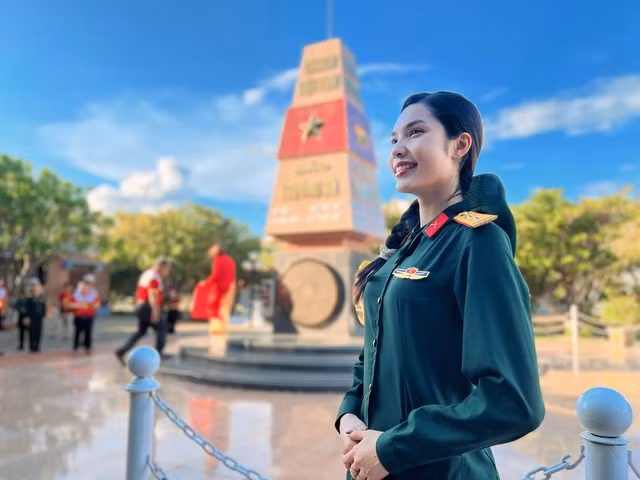 Người đẹp kể gia đình khá bất ngờ khi cô quyết định tham gia một cuộc thi sắc đẹp, bởi hiện tại cô đã có công việc ổn định trong quân đội. Trong khi đó, bạn bè và đồng nghiệp lại ủng hộ nhiệt tình. Nhiều người thậm chí còn nói vui: "Sao giờ mới đi thi?", bởi họ đã khuyến khích cô đăng ký từ lâu. Cẩm Nhi cho rằng chính sự động viên ấy đã tiếp thêm cho cô động lực để tự tin bước vào hành trình mới