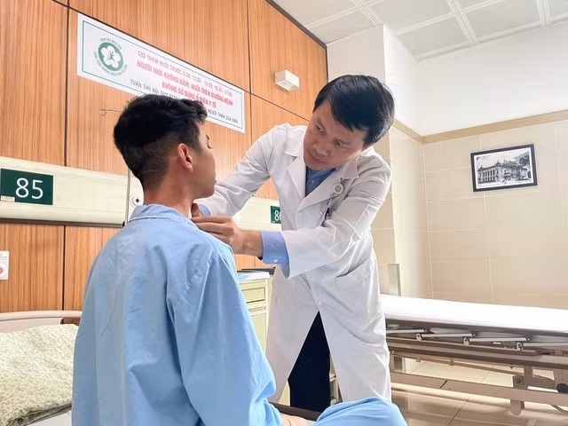 Nam thanh niên bị gãy cột sống cổ phức tạp do tai nạn giao thông