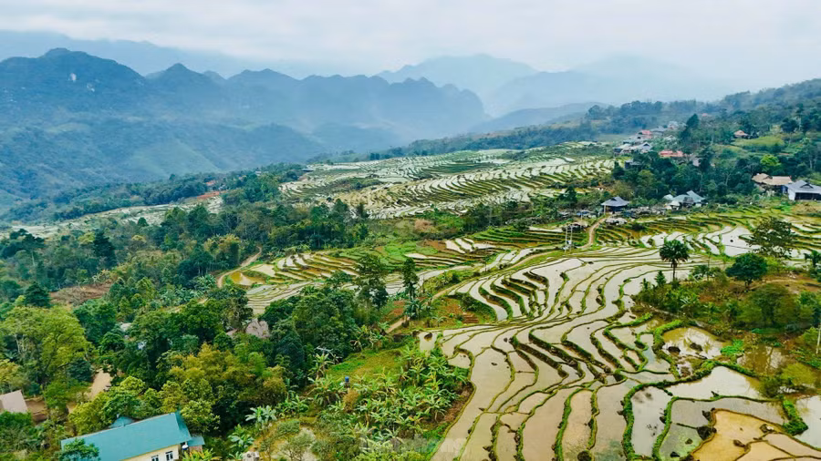 Nằm ở độ cao 1.700m so với mực nước biển, khu vực này gồm núi non bao phủ bởi rừng rậm, nhiều suối, thác lớn nhỏ, hang động…