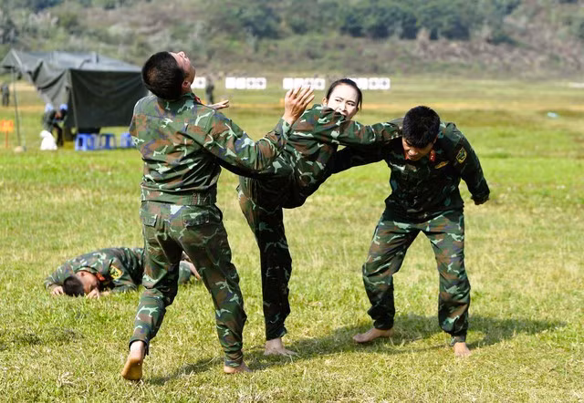 Sử dụng võ thuật, khống chế đối phương