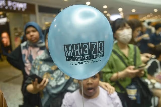 Một người cầm bóng bay trong sự kiện đánh dấu 10 năm ngày chuyến bay MH370 mất tích, tại thành phố Subang Jaya của Malaysia ngày 3.3.2024