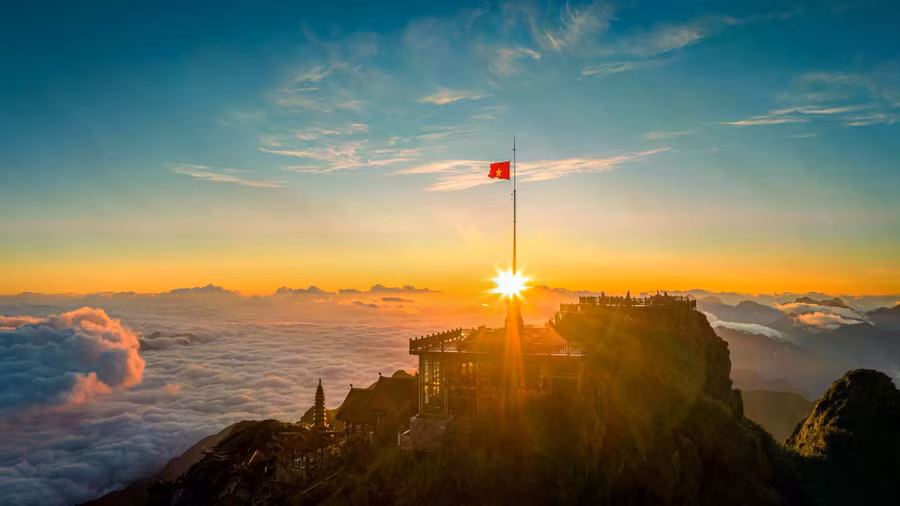 Trái ngược với vẻ tịch mịch và có chút trầm buồn của thị trấn Sa Pa, đỉnh Fansipan lại rạng rỡ với bầu trời xanh cao vời vợi và nắng thu vàng ươm như rót mật. Đặc biệt, từ vị trí của "nóc nhà Đông Dương", du khách có thể dễ dàng thưởng lãm biển mây trắng bồng bềnh ngay dưới chân mình