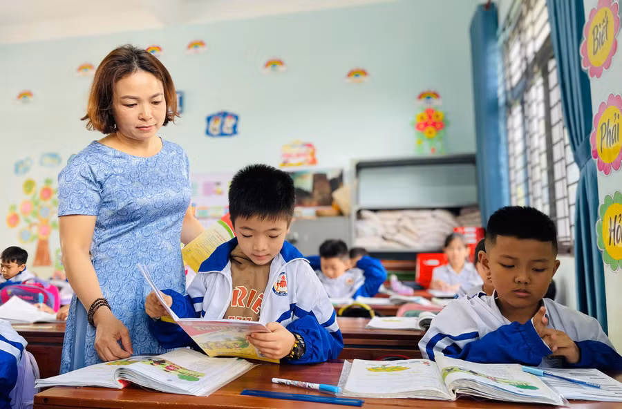 1-co-giao-luu-thi-thanh-loan-van-dung-linh-hoat-cac-phuong-phap-giang-day-phu-hop-thuc-tien-de-hoc-sinh-duoc-kich-thich-oc-sang-tao-anh-mai-ka.jpg