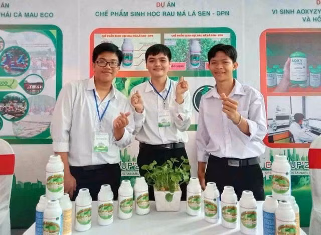 Nhóm học sinh sáng tạo cùng chế phẩm sinh học được làm từ rau má lá sen