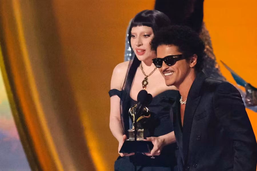 Lady Gaga và Bruno Mars nhận giải Màn diễn song ca/nhóm xuất sắc nhất thể loại pop với bản hit Die with a Smile