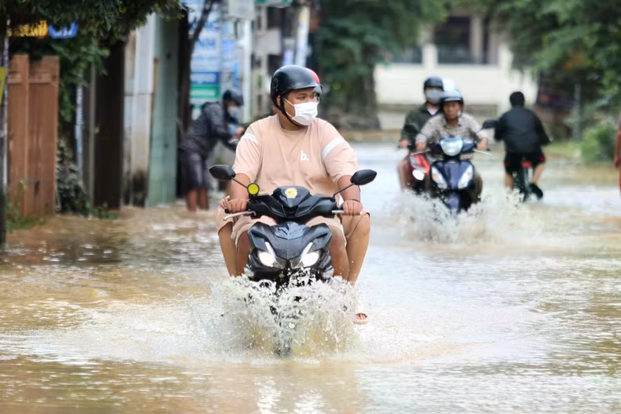 Các tuyến đường nội xã còn ngập sâu