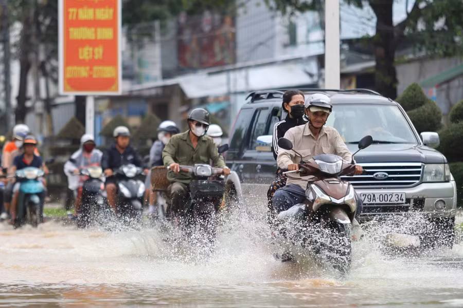 Một số khu vực đường 23 tháng 10 hiện vẫn còn ngập khá sâu