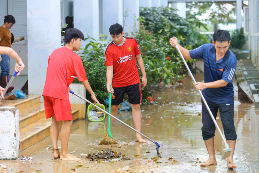 Thầy Đào Văn Khánh, Hiệu trưởng Trường THCS Nguyễn Đình Chiểu cho biết, lũ tràn về khiến các phòng học, phòng hiệu bộ bị tràn ngập bùn, nước. Sáng nay, tranh thủ nước rút, nhà trường huy động toàn bộ giáo viên dọn dẹp để kịp ngày mai cho học sinh đến trường