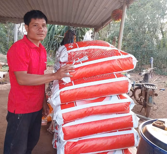 ong-quy-cung-cac-ho-dan-cung-mua-phan-bon-chung-san-xuat-nong-nghiep.jpg