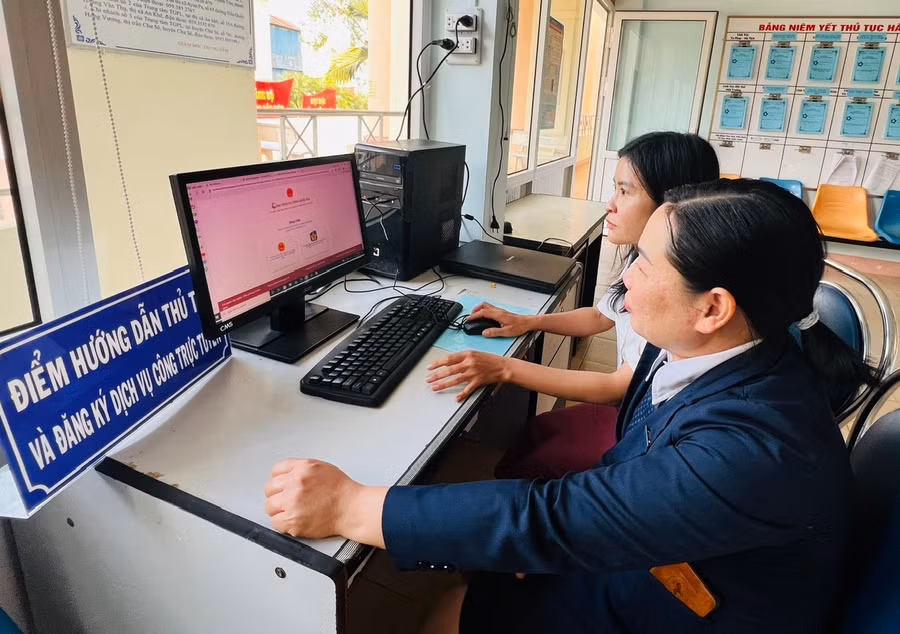 anh-1-can-bo-phuong-tay-son-huong-dan-cong-nhan-dang-ky-nop-ho-so-truc-tuyen-anh-dinh-yen.jpg