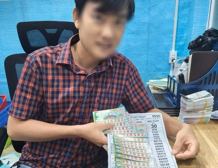 Ông Trần Quang Hải (Chủ đại lý vé số Hải Trinh) lên TP Buôn Ma Thuột xác nhận và đổi thưởng 14 tờ độc đắc