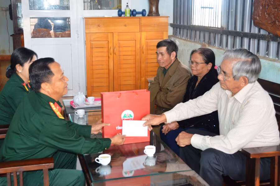 dai-ta-le-kim-giau-an-can-hoi-tham-suc-khoe-va-dong-vien-dong-chi-dinh-duong-nguyen-pho-tu-lenh-quan-khu-5-anh-huy-bac.jpg