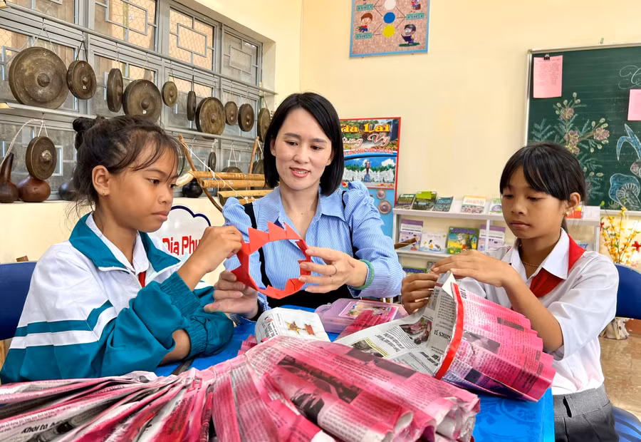 co-giao-khuong-thi-ngoc-anh-o-giua-huong-dan-hoc-sinh-cach-lam-trang-phuc-tu-vat-lieu-tai-che.jpg