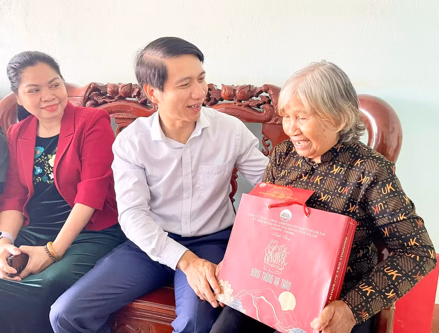 pho-bi-thu-tinh-uy-nguyen-ngoc-luong-tang-qua-cho-nu-anh-hung-llvt-nhan-dan-kpa-o-nhan-ky-niem-50-nam-ngay-giai-phong-tinh.jpg