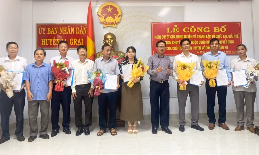 cac-dong-chi-truong-cac-phong-chuyen-mon-huyen-ia-grai-nhan-quyet-dinh-bo-nhiem.jpg