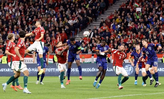 Denzel Dumfries (22) ghi bàn gỡ hòa 1-1 cho Hà Lan