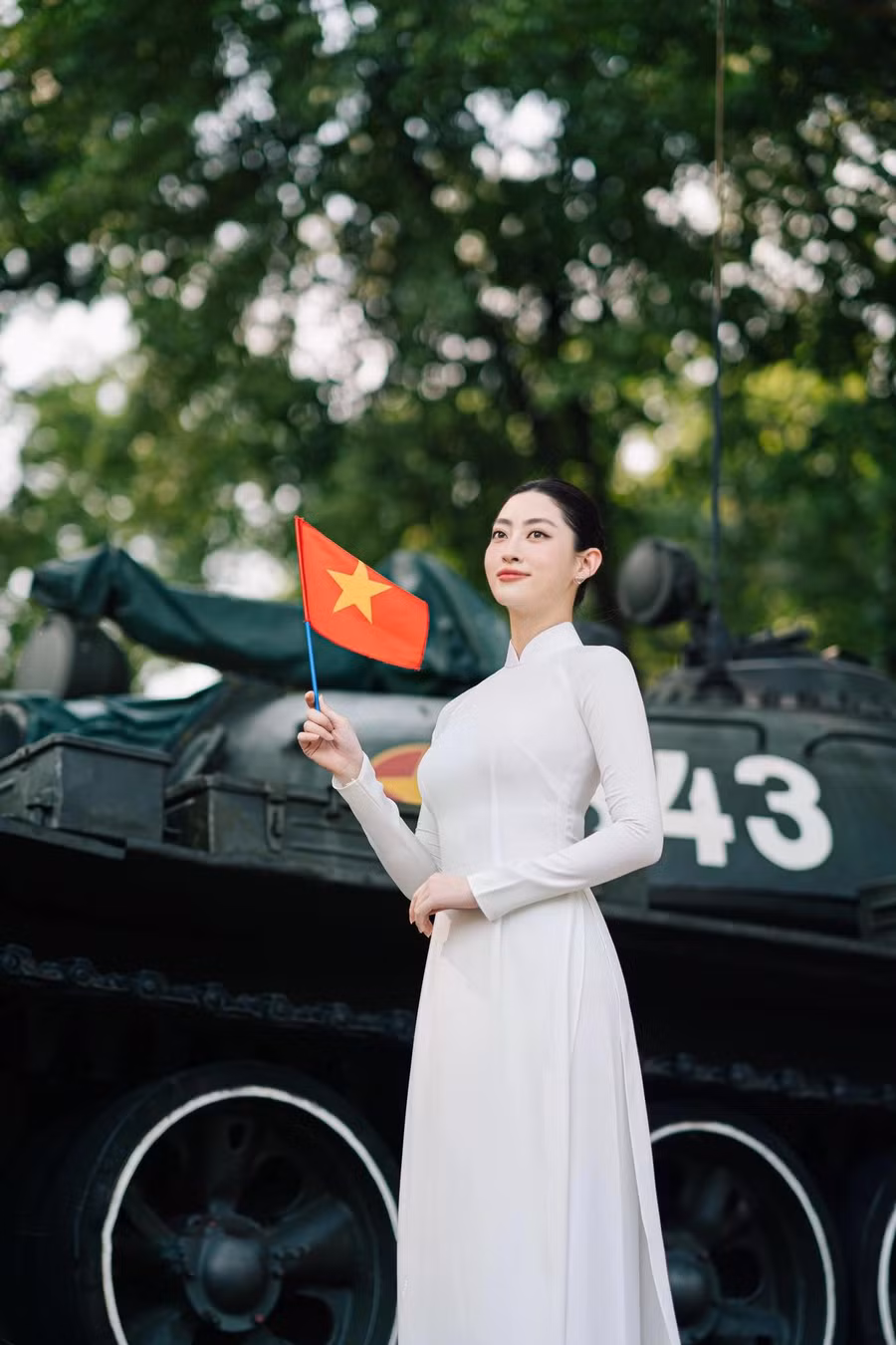 Trong khi đó, Lương Thùy Linh viết: “Nếu tự hào có màu sắc, thì đó là màu cờ đỏ sao vàng”