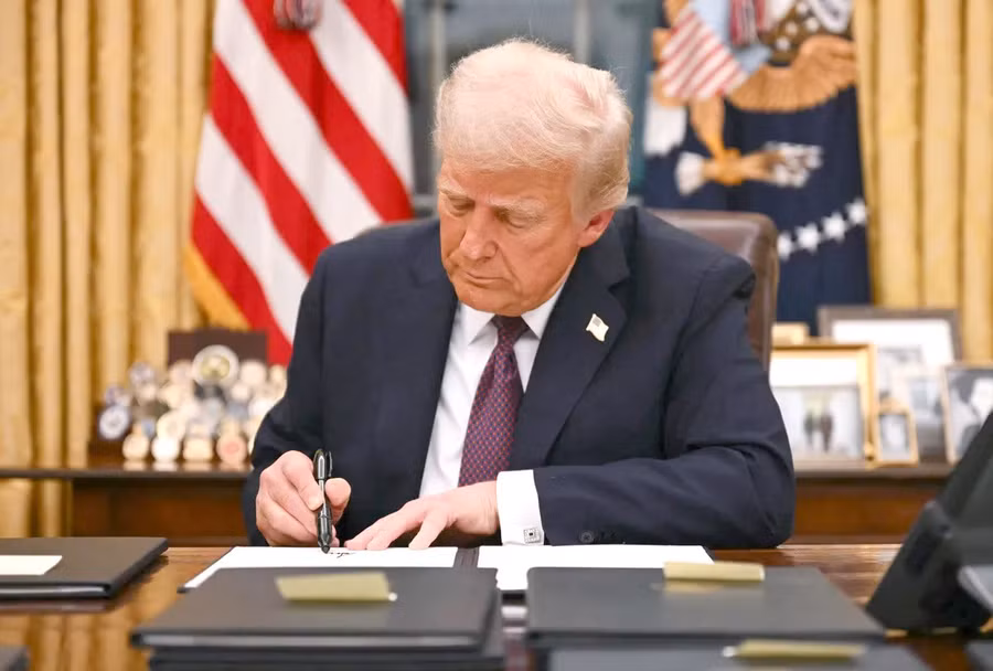 tong-thong-my-donald-trump-ky-nhung-sac-lenh-hanh-phap-dau-tien-ngay-sau-khi-ket-thuc-le-nham-chuc-anh-afp.jpg