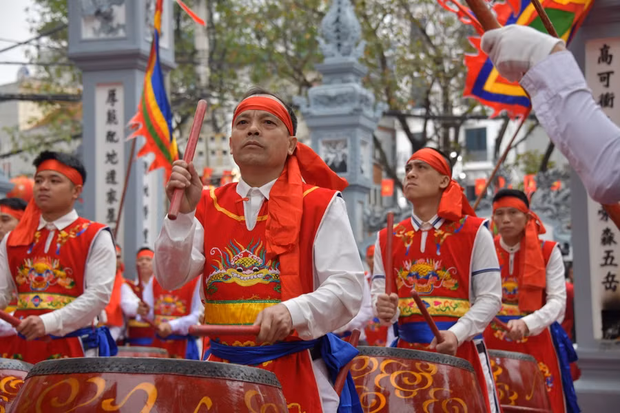 Màn trống hội ở sân đình trước giờ khởi kiệu vào lễ rước chính