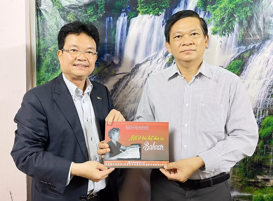 pho-giao-su-tien-si-pham-le-tuan-bia-trai-thay-mat-gia-dinh-don-nhan-tap-nhac-dau-tien-vao-nan-2022-anh-phuong-duyen.jpg
