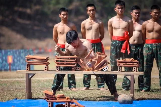 Bộ đội đặc công Lữ đoàn 429 dùng lực tay công phá vật dụng