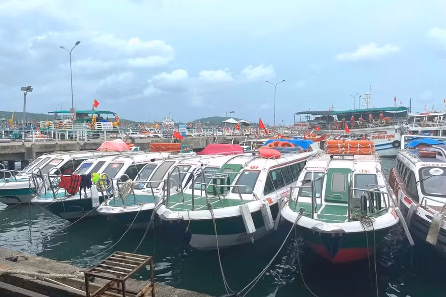 Hàng loạt ca nô du lịch neo đậu tại Cảng quốc tế An Thới khi nhiều công ty thông báo tạm dừng khai thác tour ra đảo.